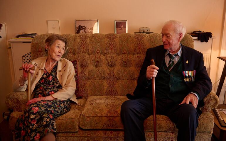 Michael Caine (derecha) junto a Glenda Jackson en una escena de la película "The Great Escaper".