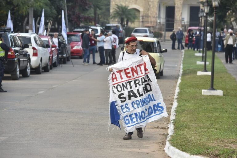 Manifestación de asegurados y jubilados del IPS.