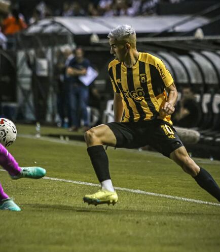 Romeo Benítez, de Guaraní, durante el último partido ante Libertad en La Huerta.