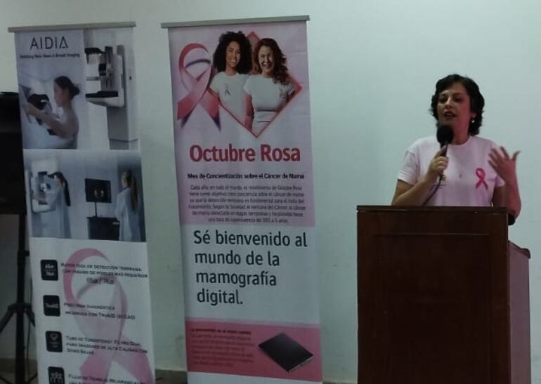 La licenciada Lourdes Fleitas compartió su testimonio durante el acto de homenaje a funcionarias sobrevivientes de cáncer.