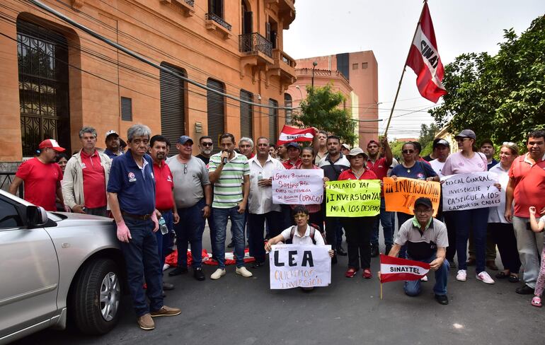 Funcionarios de Copaco se movilizaron frente al Ministerio de Economía.