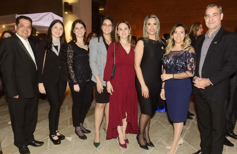 Mariano Bareiro, Alice Franco, Myrtha Godoy, Aissa Bertinat, Gabriela Vuille, Liz Montiel, Tatiana Rodríguez y Fabrizzio Zucchini, del directorio de State Alumni Paraguay.