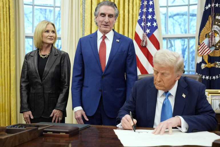 Washington (Usa), 31/01/2025.- US President Donald Trump (R) signs Doug Burgum's (C) commission as Interior Secretary in the Oval Office of the White House in Washington, DC, USA, 31 January 2025. EFE/EPA/YURI GRIPAS / POOL
