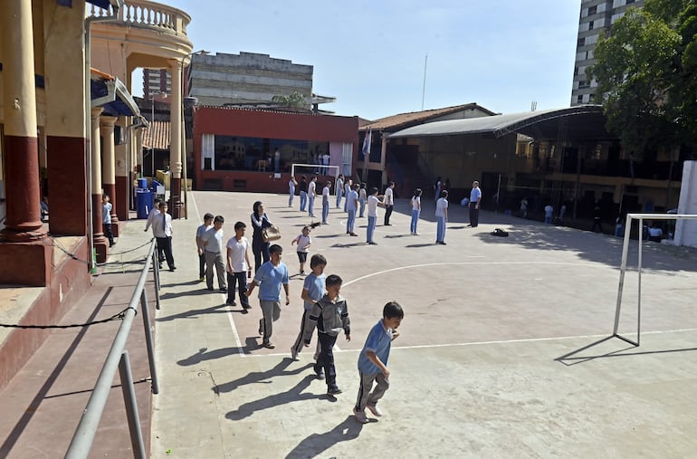 Estudiantes realizan actividades físicas bajo el sol en un colegio de Asunción.