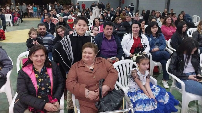 
La profesora jubilada Graciela Penayo Espínola (centro), de saco marrón, fue homenajeada por los pobladores de San José del Rosario. 