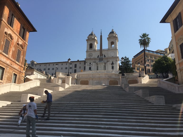 La plaza España de Roma tiene reglas muy propias que no caen siempre bien entre los turistas.