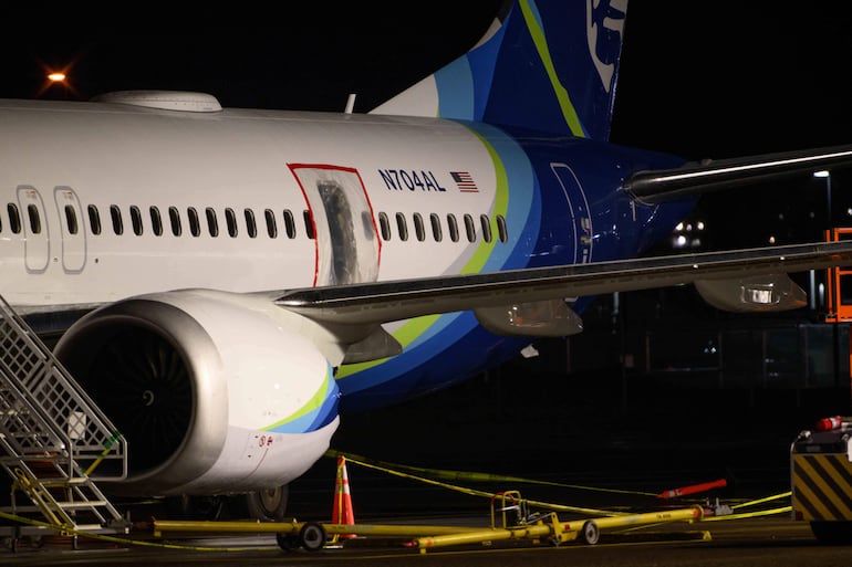 Una lámina de plástico cubre un área del fuselaje del avión Boeing 737 MAX 9 N704AL de Alaska Airlines, fuera de un hangar en el Aeropuerto Internacional de Portland, Oregon. Una explosión del fuselaje en el aire el pasado viernes 5 de enero, causó un gran susto entre los pasajeros y la tripulación. Ahora todos los aviones del mismo tipo están bajo inspección.