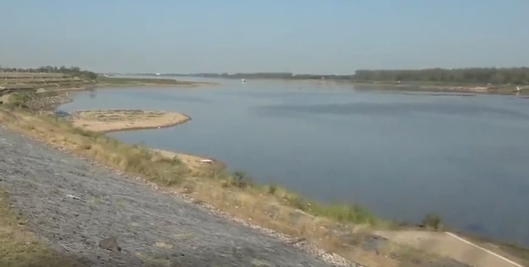 Vista del río Paraguay con la actual bajante crítica.