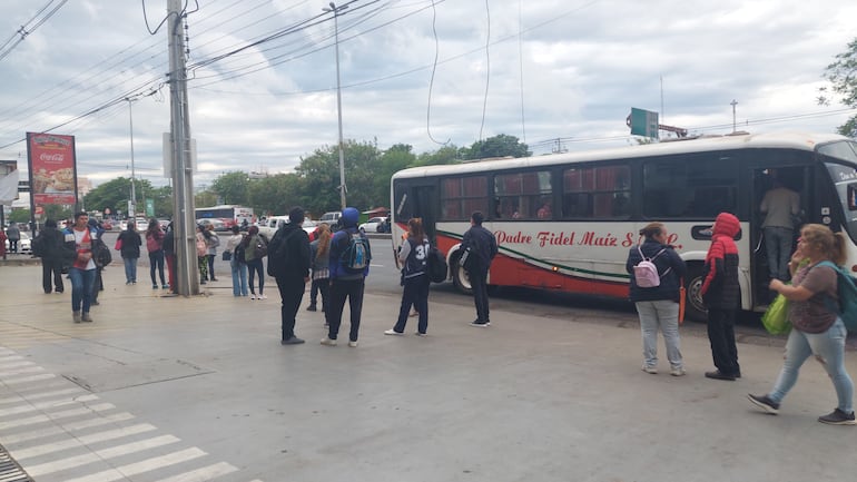 Pasajeros del transporte público sufren a diario el pésimo servicio, que pagan con el boleto y también con los subsidios.