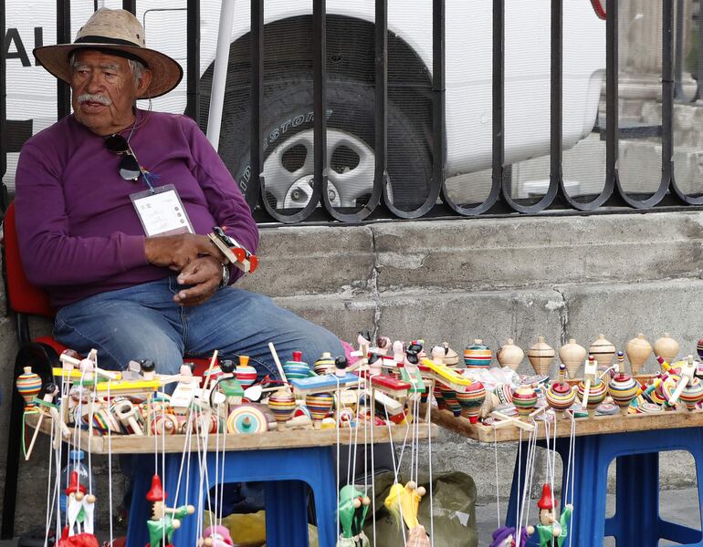 Un hombre vende artesanías el lunes en una calle de la Ciudad de México (México).