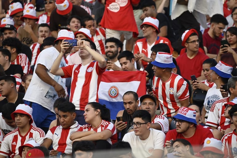 Los aficionados ya ubicados en el Defensores del Chaco para el partido entre la selección paraguaya vs. Colombia por las Eliminatorias Sudamericanas 2026.