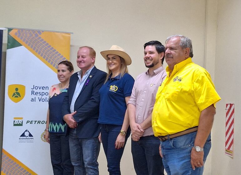 Promotores del proyecto “Jóvenes responsables al volante”, durante la presentación en Itapúa.