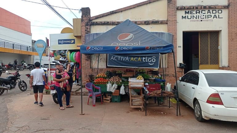 La trabajadora ubica su puesto al costado ddel mercado municipal.