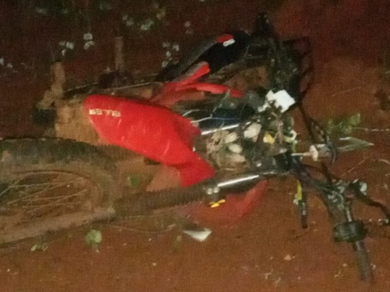 El motociclista, cuya identidad aún se desconoce, murió tras una aparatosa caída.