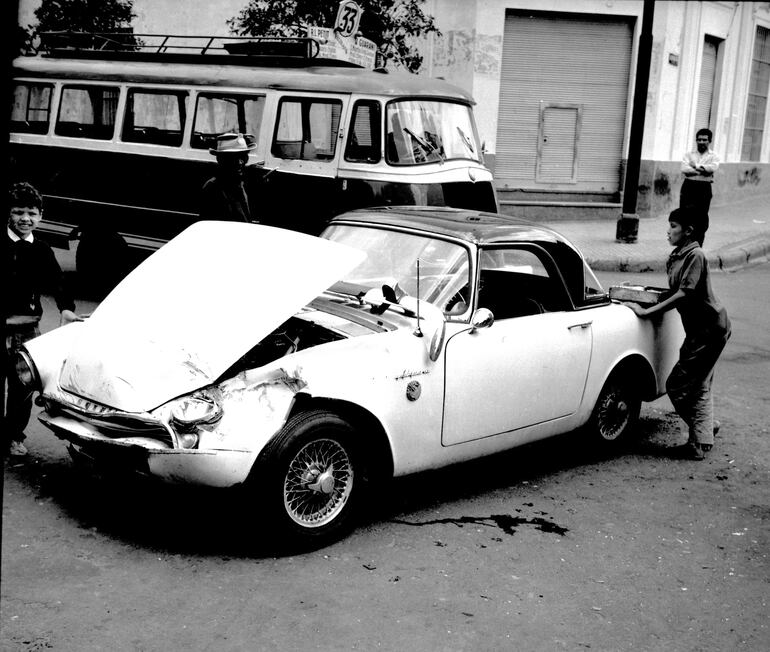 Constantes accidentes protagonizaban buses y autos en las calles de Asunción, cuando aún no se habían incorporado los semáforos.