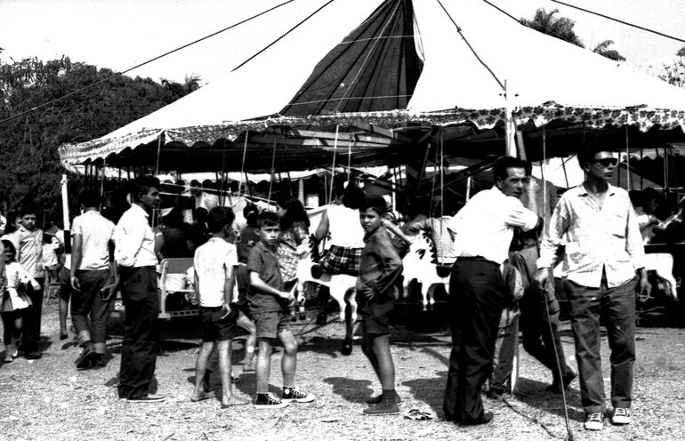 La infaltable calesita en las fiestas patronales de San Lorenzo.