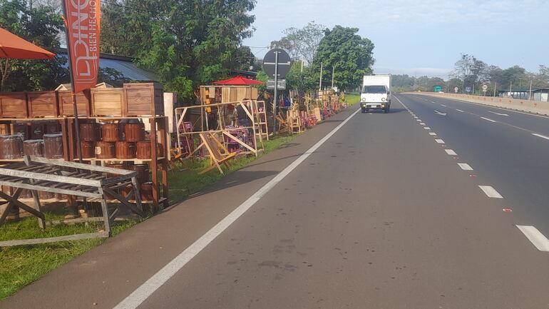 Los conductores de los vehículos deben estacionar al costado de ruta para realizar las compras.