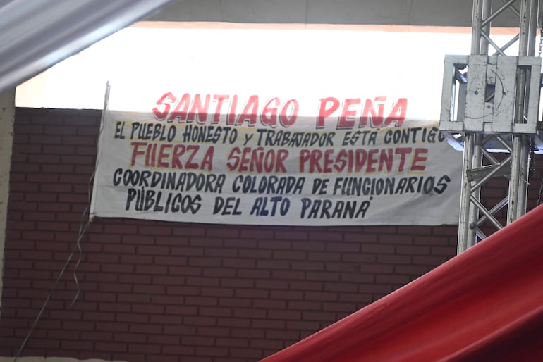 Funcionarios públicos mostraron su apoyo en carteles. 