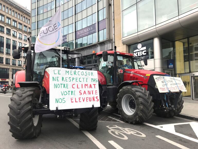 Un grupo de agricultores y ganaderos belgas de la Federación Unida de Grupos de Ganaderos y de Agricultores (FUGEA, según su traducción al francés) se han manifestado este jueves frente a la Comisión Europea (CE). Con esta concentración han querido mostrar su disconformidad con el acuerdo firmado por la Unión Europea (UE) con el Mercosur.