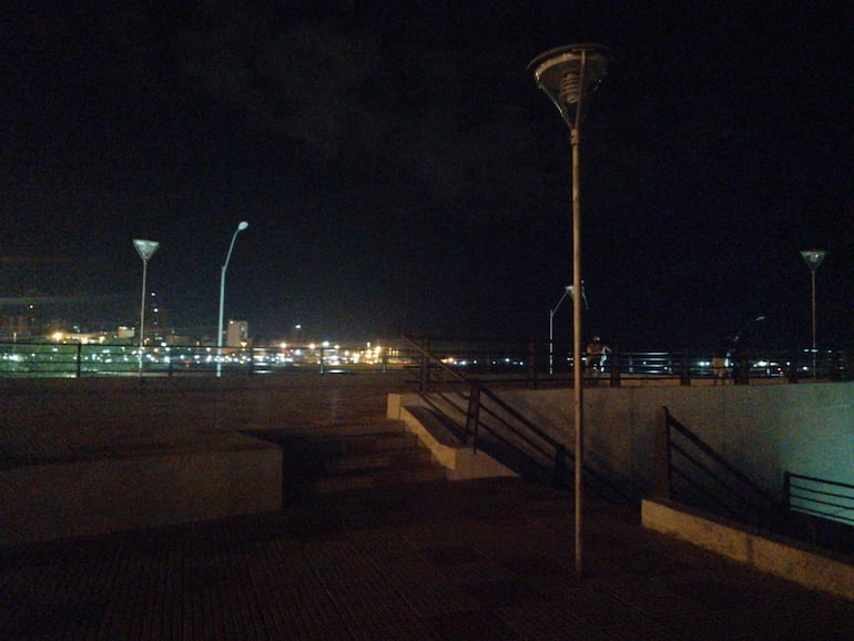 Fotos captadas en la Costanera de Asunción esta noche, que demuestran que el Paseo de la Guaranía se encuentra a oscuras.