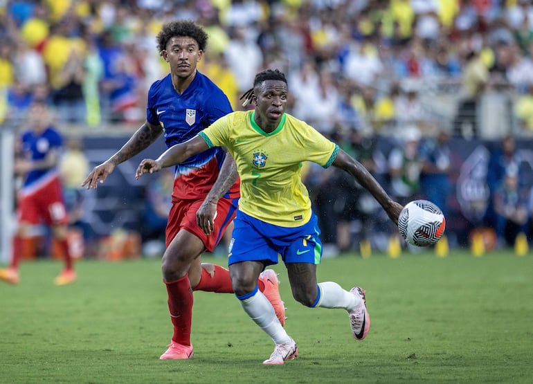 Vinícius Júnior (d), jugador de la selección de Brasil, en un partido amistoso frente a Estados Unidos en el Camping World Stadium, Orlando, Florida.