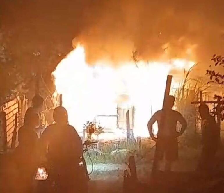 Vecinos del barrio Cándida Achucarro se limitaron a mirar cómo el fuego arrasaba con la casa. El dueño se quedó con la ropa puesta.