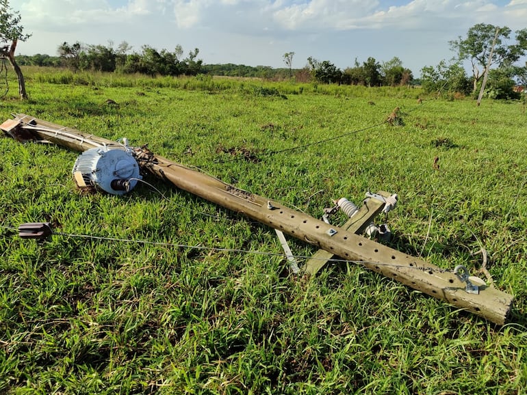 Una columna con transformador de la ANDE que fue derrumbada por el tornado. 