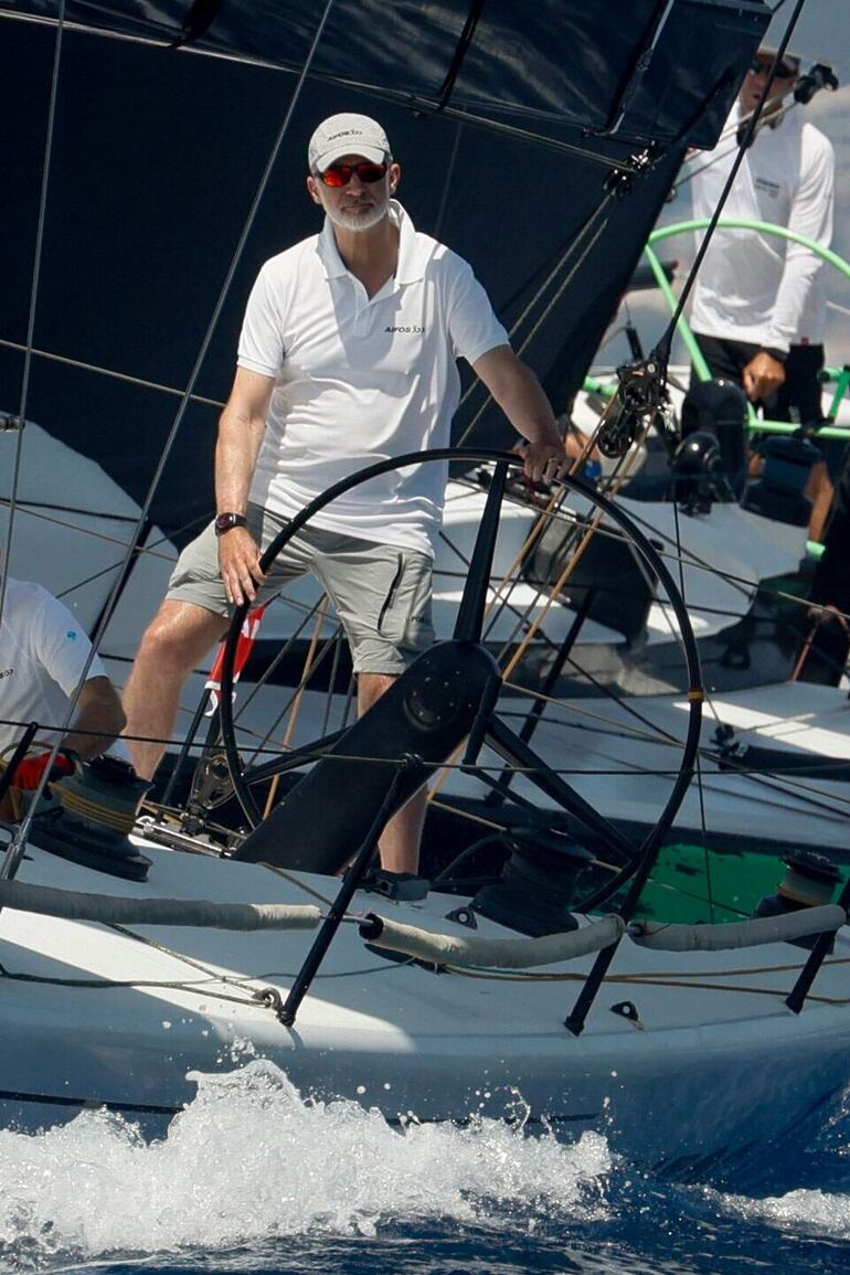 El Rey Felipe VI disfruta de su participación en la 42 Copa del Rey de Vela en Palma de Mallorca. (EFE/Ballesteros)
