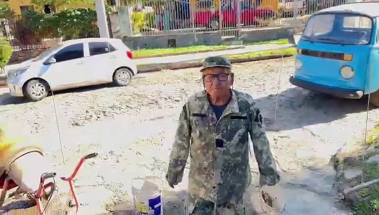 Julio Encina tiene 79 años y hace él solo el trabajo que no realiza la Municipalidad de Asunción.