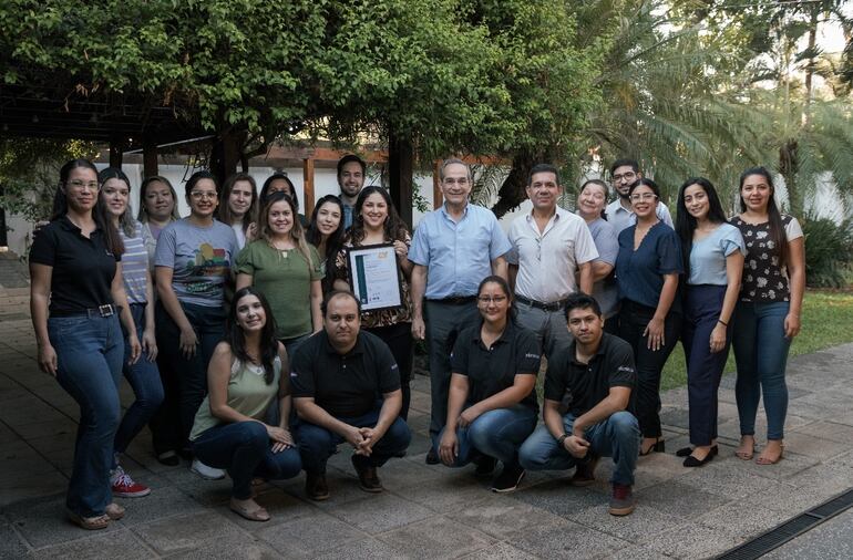 Martín Burt (centro) y todo el equipo de la Fundación Paraguaya que celebra el logro de 2023 en marcar presencia en 59 países y apoyar a 89.000 microempresarios.