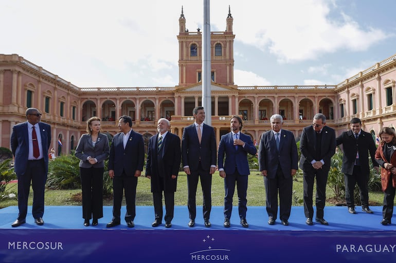 Fotografía de archivo del 8 de junio de 2024 que muestra a mandatarios durante la reunión semestral del Mercado Común del Sur (Mercosur), en Asunción (Paraguay). La cumbre del Mercosur, que comienza mañana en Montevideo, marcará un punto de inflexión en las negociaciones del bloque con China, ya que mientras Brasil y el futuro presidente de Uruguay quieren conversaciones de manera conjunta, Paraguay quiere ampliarlas a los "países asiáticos" y Argentina prefiere buscar el acuerdo comercial con Estados Unidos.