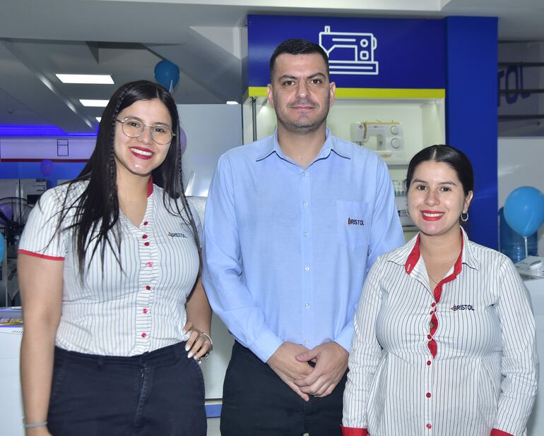 Dalia Aquino, José Miranda y Débora Bogarín.