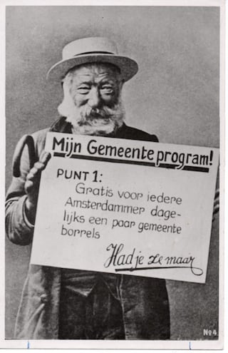 "¡Mi Programa Municipal! Punto 1: Alcohol gratis diariamente para todos los ciudadanos de Ámsterdam". Campaña de Cornelis de Gelder, candidato a concejal por el "Partido de la Escoria", a las elecciones para el Ayuntamiento de Ámsterdam, 1921.