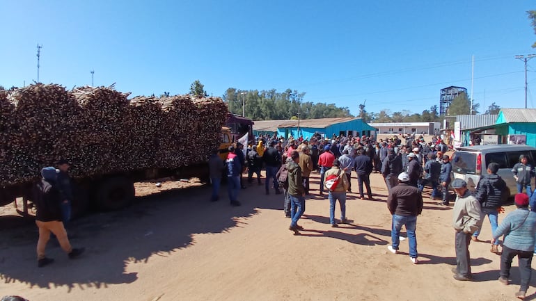 Los cañicultores están en su segundo día de manifestación en M. J. Troche.