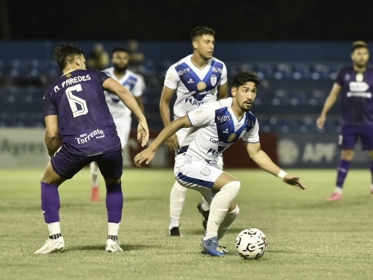 Aldo Maíz (d), futbolista de Sportivo Ameliano, domina el balón frente a Marcelo Paredes, jugador de Tacuary, en un partido del fútbol paraguayo en el estadio Luis Alfonso Giagni de la ciudad de Villa Elisa, Paraguay.