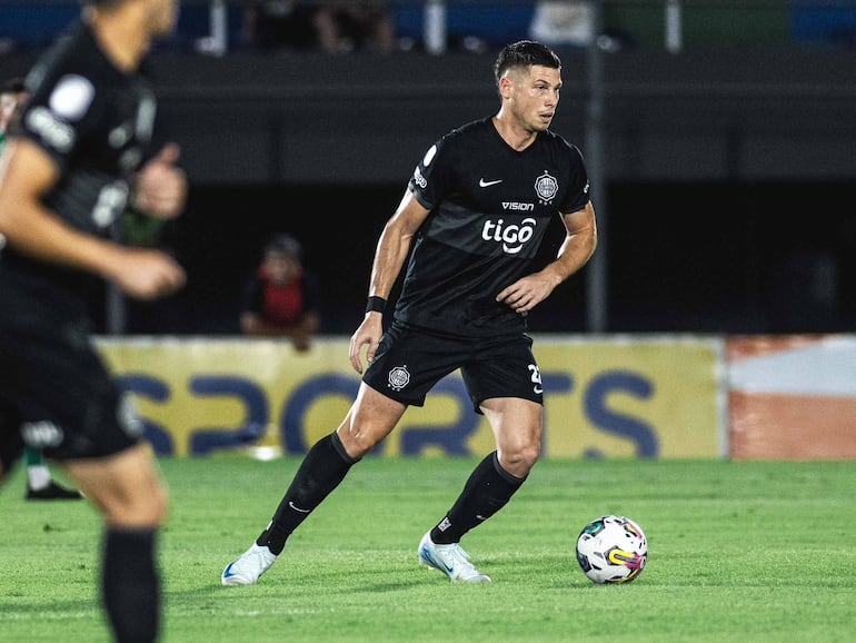 El argentino Manuel Capasso (d), jugador de Olimpia, domina el balón en un partido frente a Sportivo Ameliano por la fecha 18 del torneo Clausura 2024 del fútbol paraguayo en el estadio Defensores del Chaco, en Asunción, Paraguay.