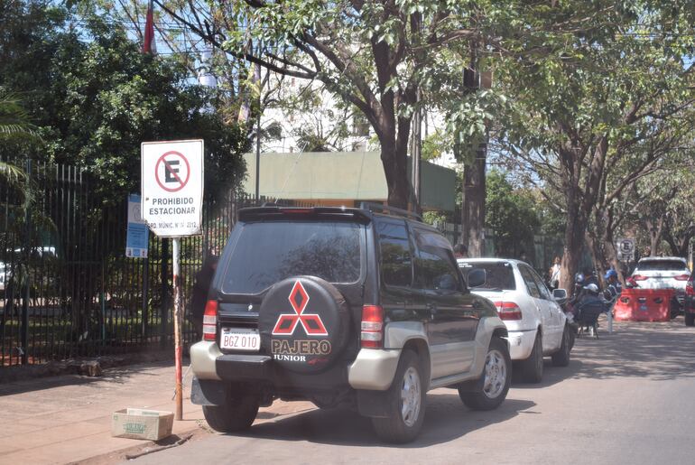 Inadaptados no respetan las señales de prohibición frente al Hospital General de Luque y obstaculizan paso de ambulancias.