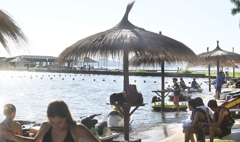 Pasar la tarde en la playa, a orillas del Lago es la cita obligada.