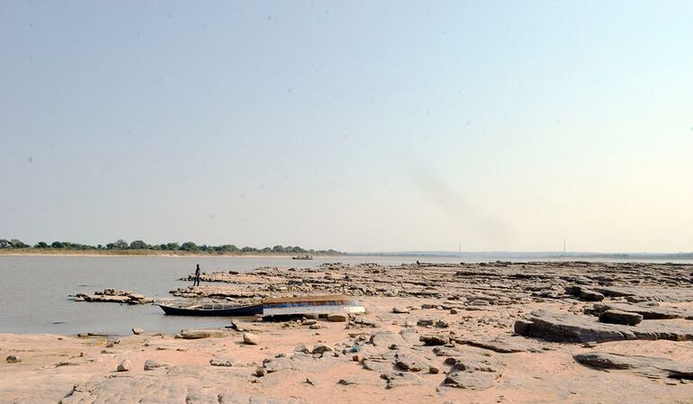 El río Paraguay registra su peor bajante de los últimos 50 años, por lo que urgen trabajos de dragado, refieren gremios.