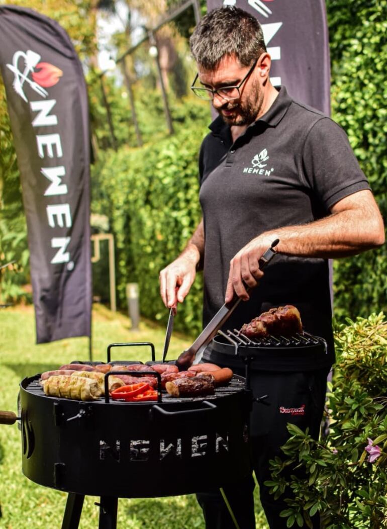 Casi toda la producción de Newen está enfocada al asado y al parrillero, pero también fabrica fogones de patio para el invierno y mesas móviles para parrillas y quinchos.