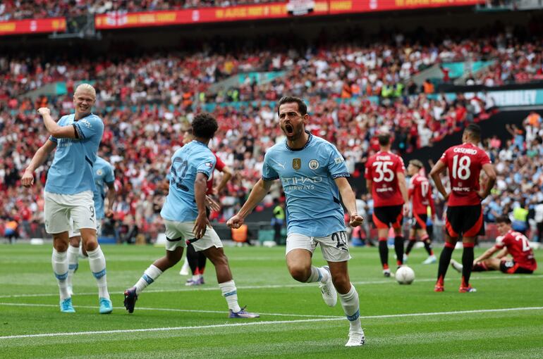 El portugués Bernardo Silva, jugador del Manchester City, festeja un gol en el partido frente al Manchester United en la final de la Community Shield en el estadio de Wembley, en Londres, Inglaterra. 