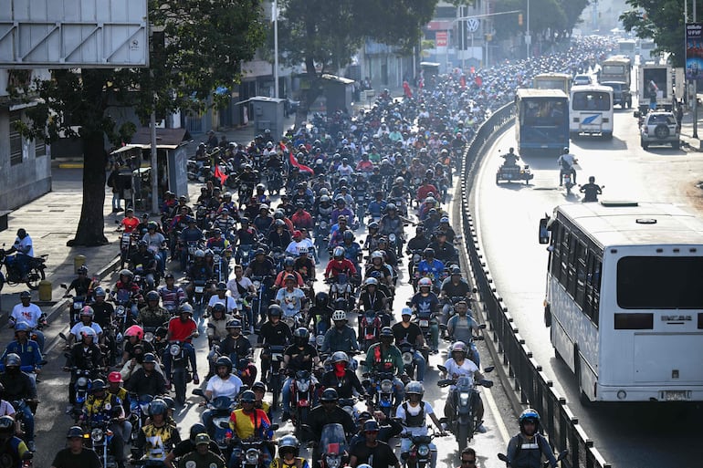 Seguidores del presidente venezolano Nicolás Maduro circulan en motocicleta por las calles de Caracas, en vísperas del inicio de un nuevo gobierno que durará seis años. 