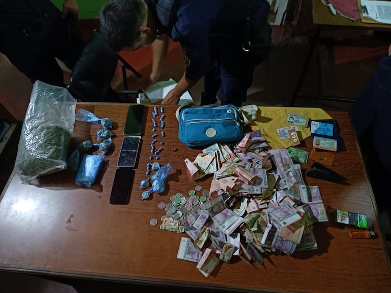 Dinero en billetes de distintas denominaciones, crack y marihuana, así como teléfonos y otros objetos, fueron incautados en el procedimiento policial.