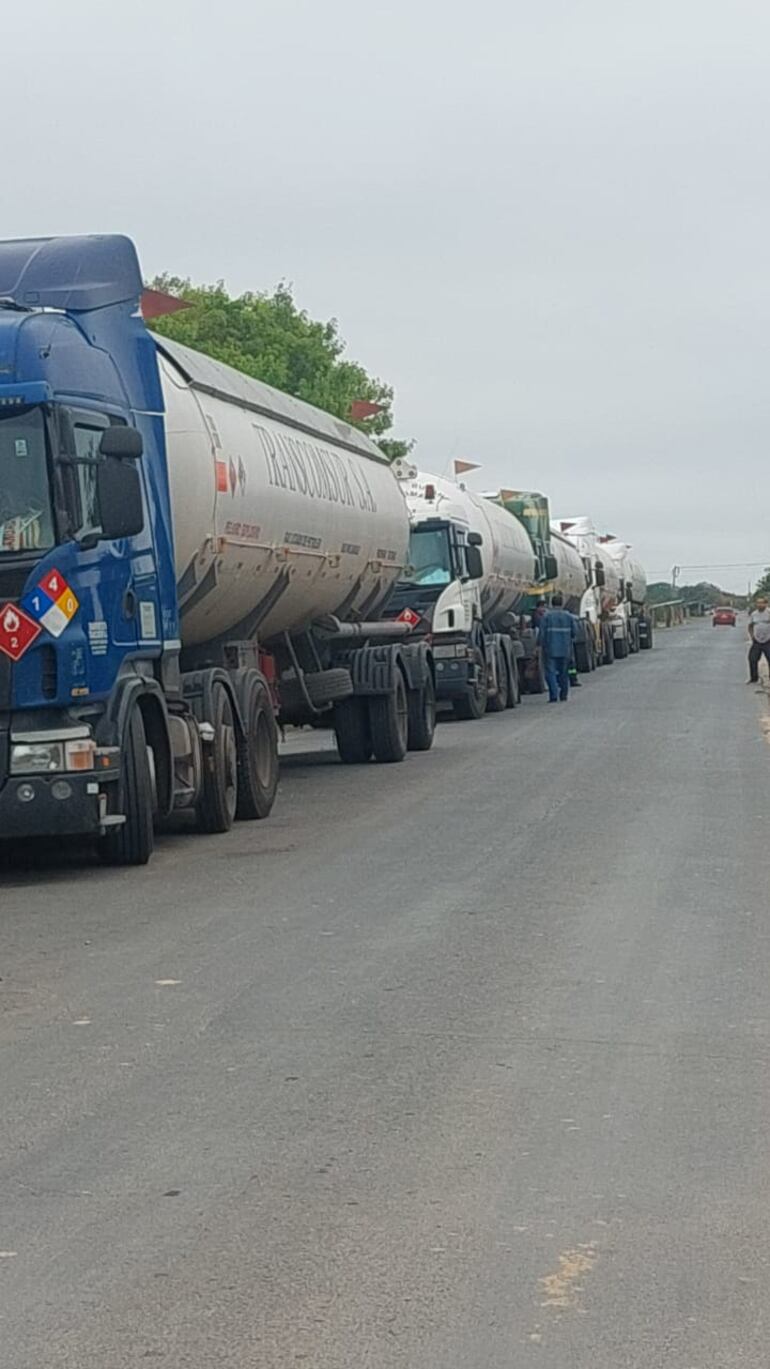 Camiones de Copesa detenidos en la frontera.