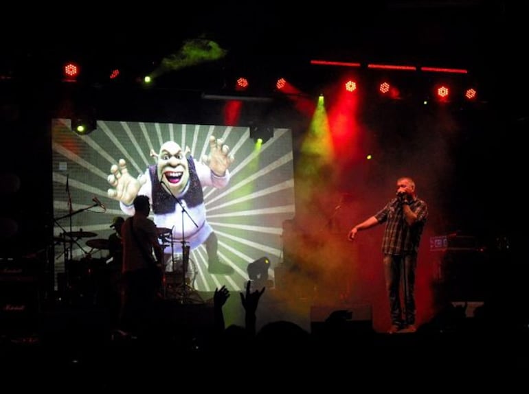 Steve Harwell cantando en el Casco Antiguo de Asunción junto a Smash Mouth.