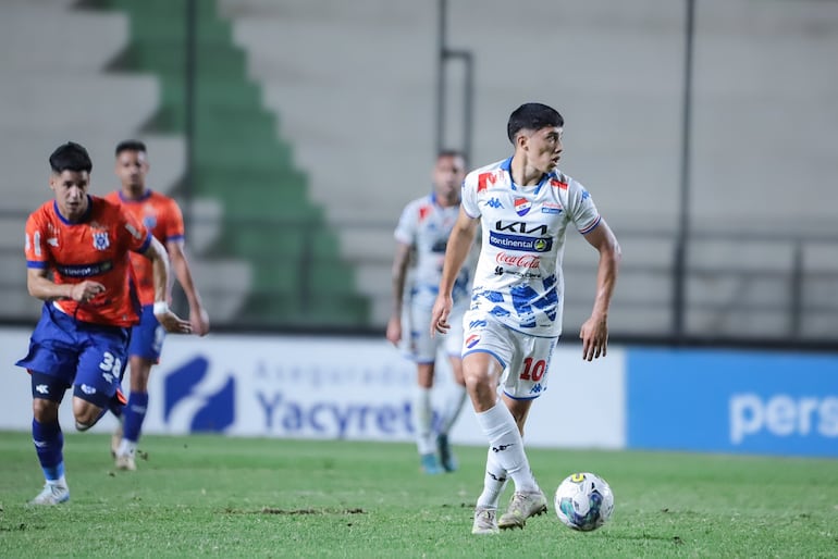 Tiago Caballero, jugador de Nacional, domina la pelota en el partido frente al 2 de Mayo por la fecha 15 del torneo Clausura 2024 del fútbol paraguayo en el estadio Arsenio Erico, en Asunción, Paraguay.