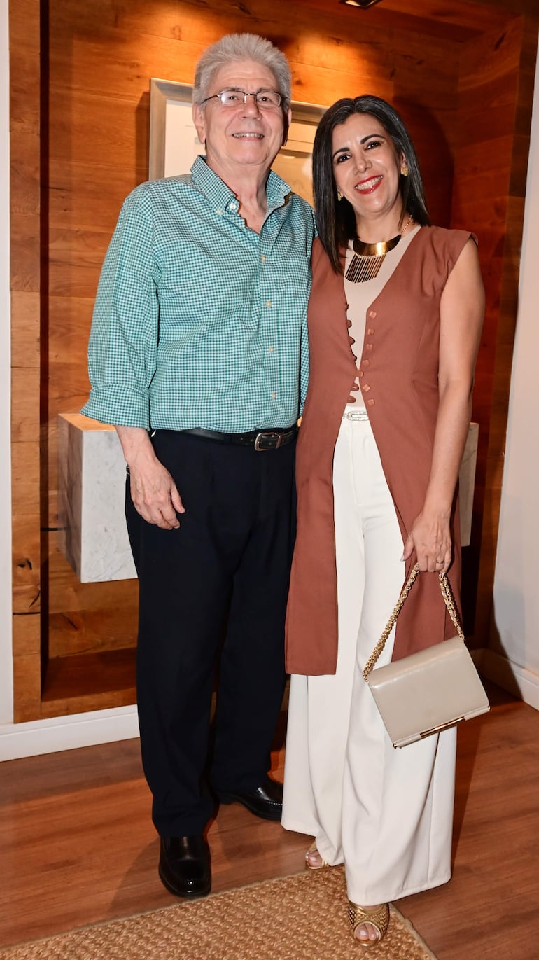 Dr. Carlos Mallorquín junto con la Dra. María Luján Fernández. 