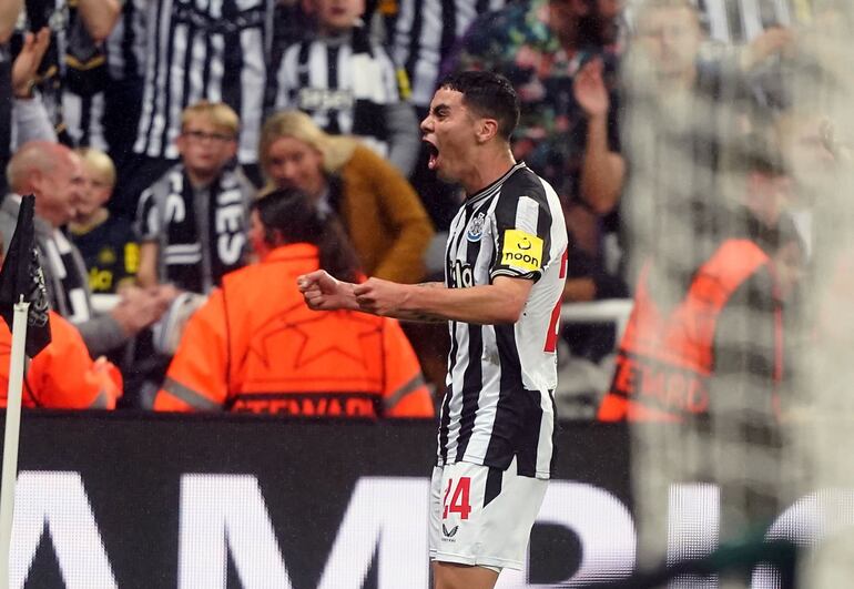 El paraguayo Miguel Almirón, jugador del Newcastle. festeja con el público el tanto que convirtió para el 1-0 parcial sobre el PSG en la Champions League.