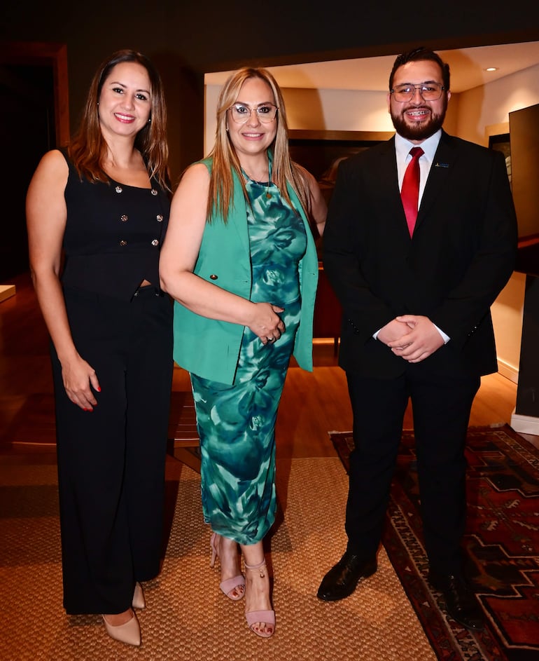 Noelia Caballero, Dra. Carola Galeano Doldán y Hugo Morínigo. 