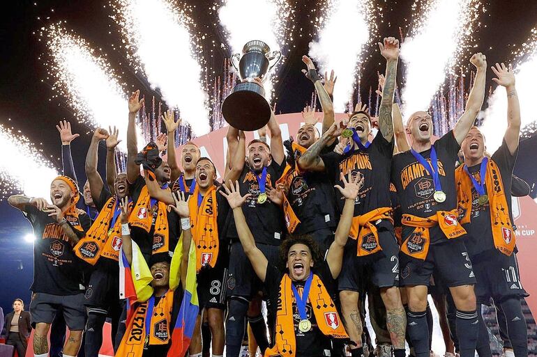 Los jugadores del Houston Dynamo celebran la conquista de la U.S. Open Cup.